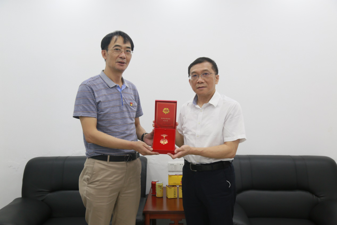 共憶黨史話初心，矢志不渝跟黨走 ——白云山光華公司“七一”前夕慰問離休干部劉玉珍同志